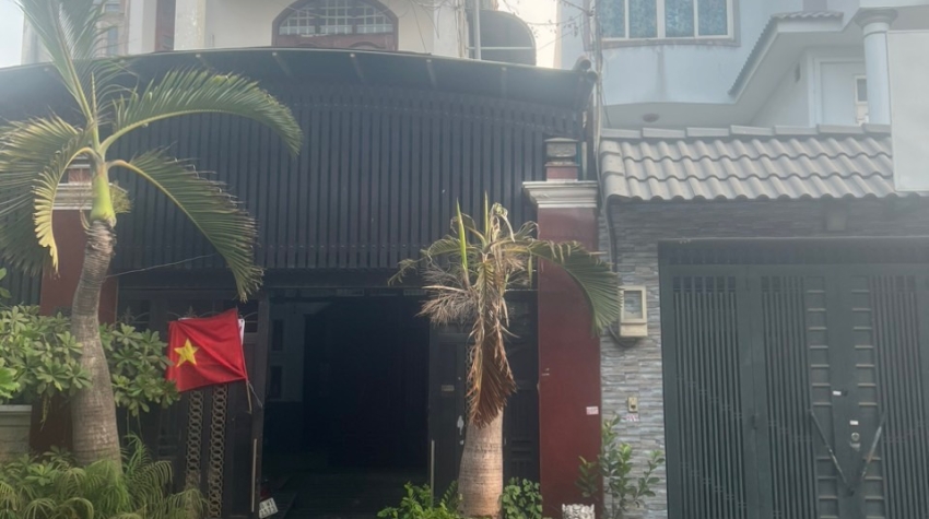 Chủ nhà cần bán căn biệt thụ đẹp đối diện công viên 7,7x18 nha 3 lầu