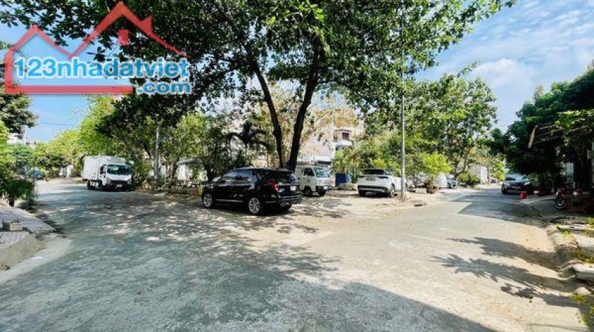 Chủ nhà cần bán căn biệt thụ đẹp đối diện công viên 7,7x18 nha 3 lầu